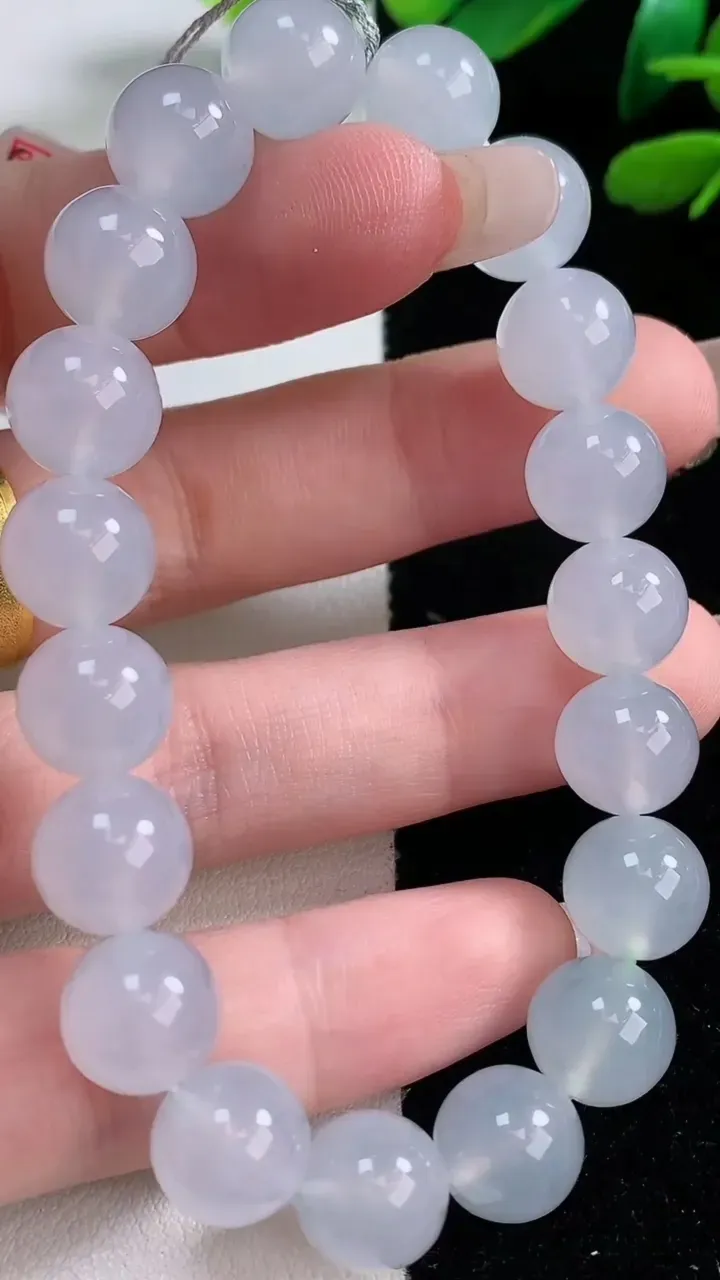 天然A货翡翠种白冰圆珠手串，尺寸10-19颗，重量:32.64g12月29日
工厂直销收藏佳品,种好水足，色泽均匀，有种有色，上手高大气！