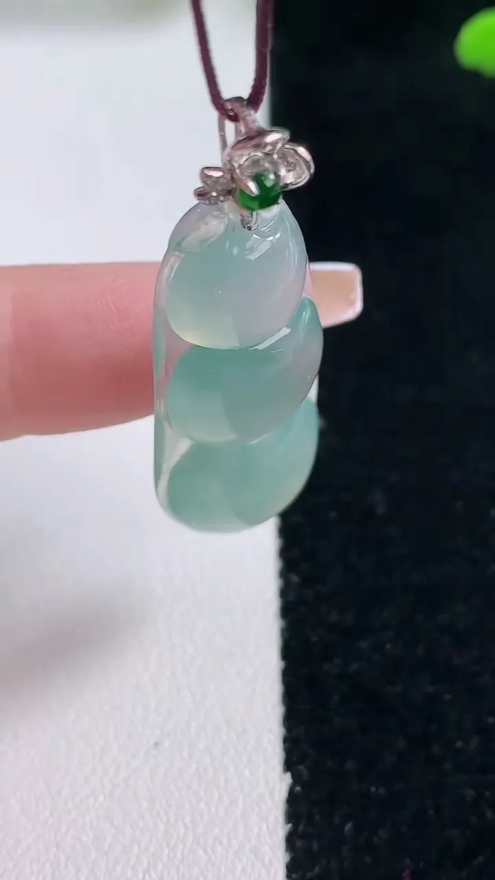 天然A货翡翠福豆吊坠，尺寸393-15.3-5.7，重量:6.33g
12月29日