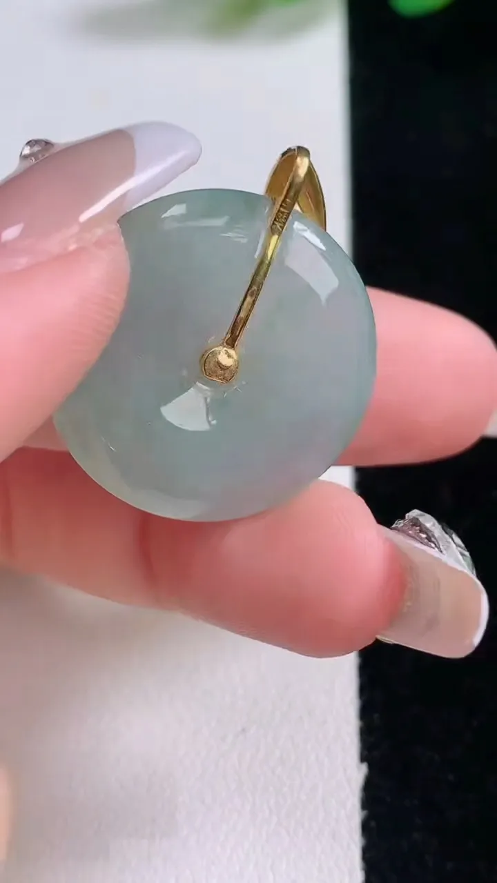 天然A货翡翠平安扣吊坠，尺寸25.2-5.4，重量:7.64g
12月29日