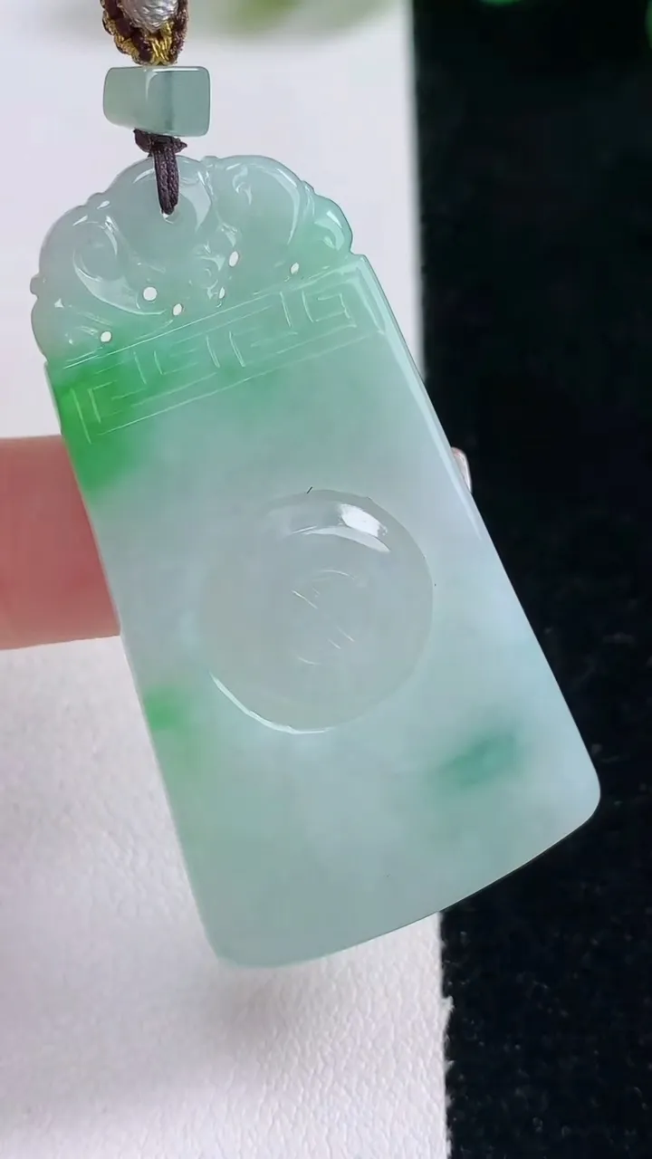 天然A货翡翠仿古无事牌吊坠，尺寸47.8-26-3.8，重量:15.24g
12月29日