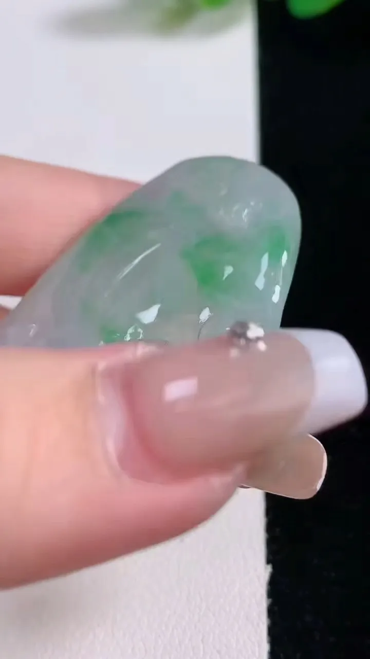 天然A货翡翠无相佛吊坠，尺寸50-33.4-3.3，重量:13.72g
12月29日