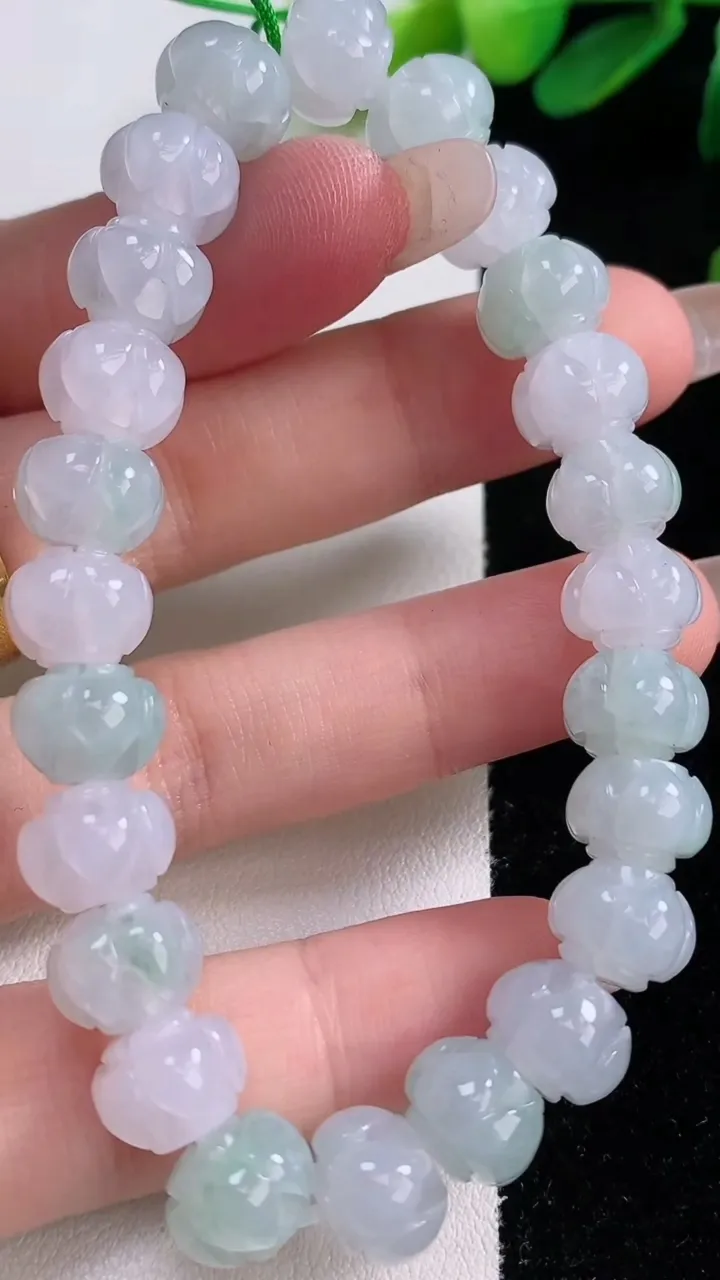 天然A货翡翠莲花手串，尺寸9.5-7.6-24颗，重量:29.25g12月29日
工厂直销收藏佳品,种好水足，色泽均匀，有种有色，上手高大气！