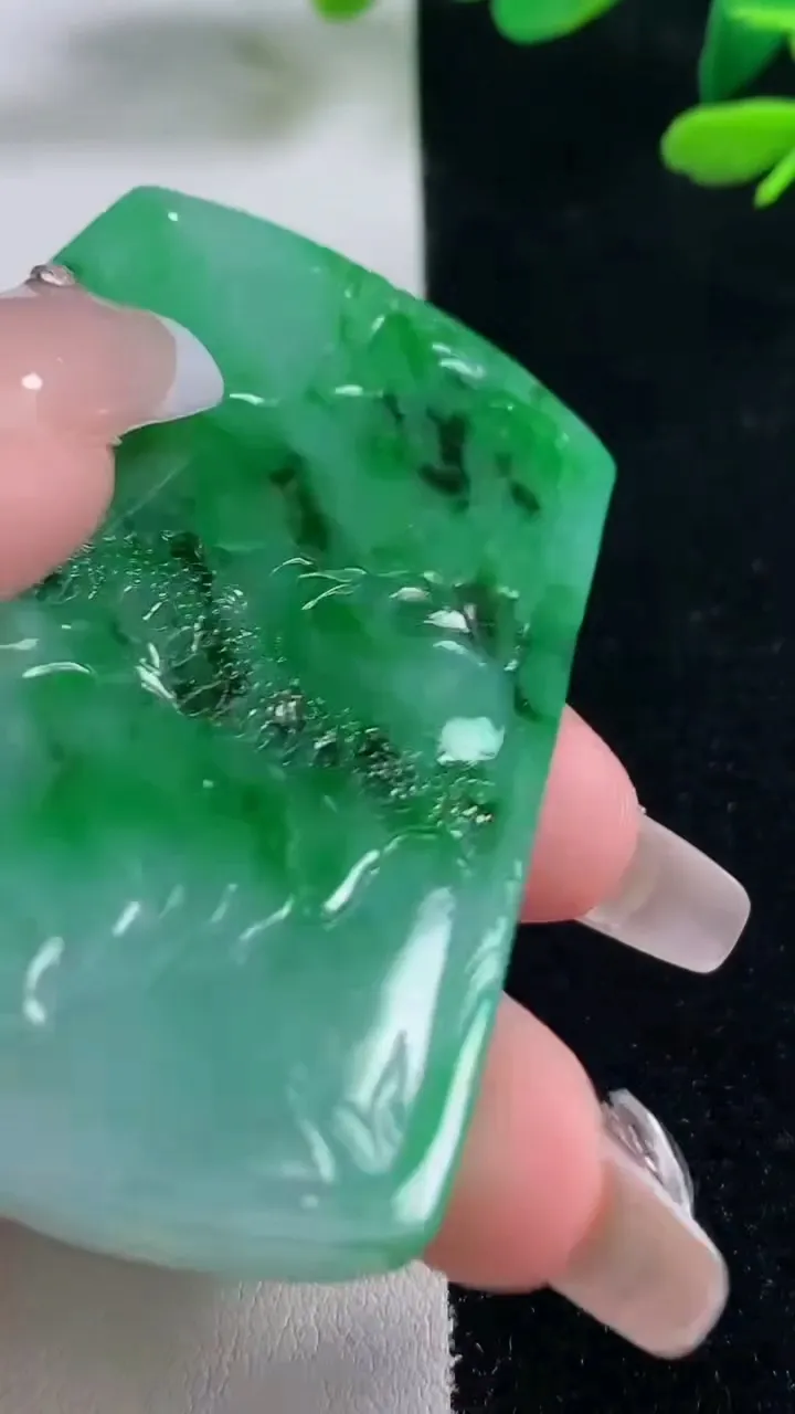 天然A货翡翠山水牌吊坠，尺寸65-45-6.5，重量:47.07g
12月29日