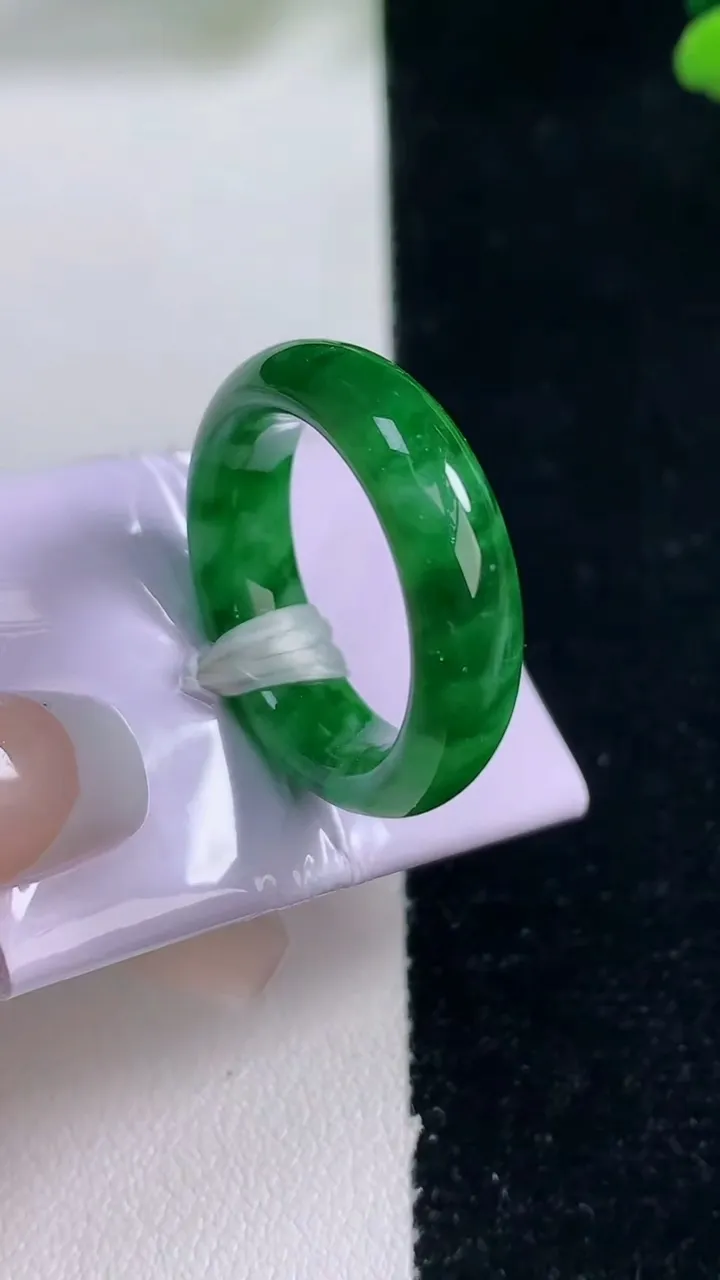 天然A货翡翠指环戒指，尺寸17.3-5.5-3.3，重量:5.43g2025年12月29日
工厂直销收藏佳品,种好水足，色泽均匀，有种有色，上手高大气！