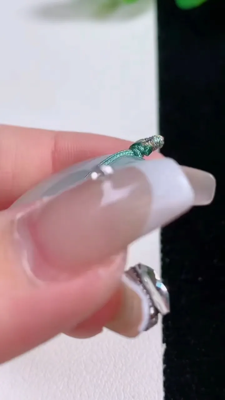 天然A货翡翠平安扣吊坠，尺寸29.6-4.7，重量:10.26g
12月29日