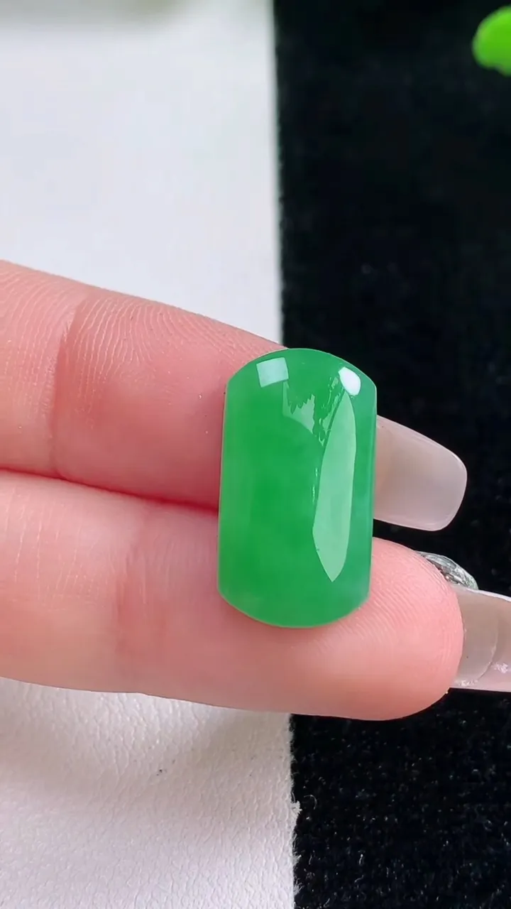 天然A货翡翠马鞍戒面，尺寸19.7-10.8-3.8，重量:1.94g2025年12月29日
工厂直销收藏佳品,种好水足，色泽均匀，有种有色，上手高大气！