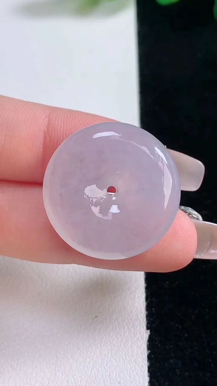 天然A货翡翠平安扣吊坠，尺寸25-5.9，重量:7.62g
12月29日