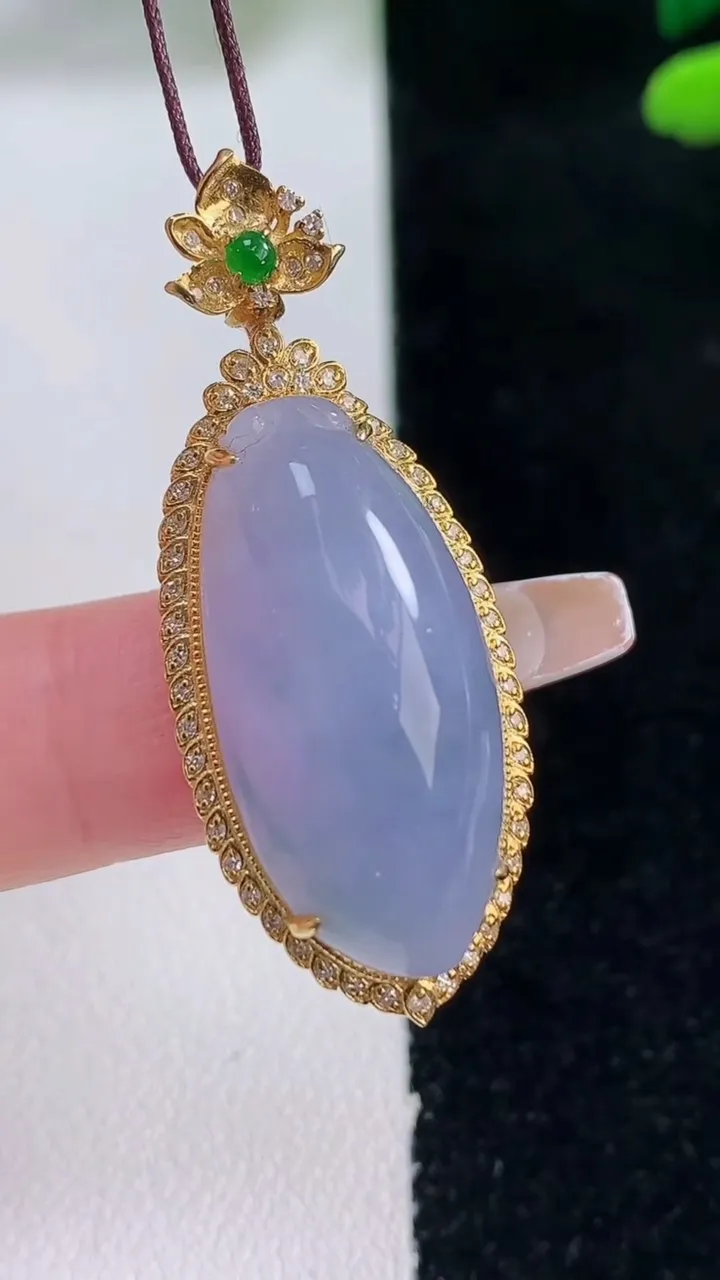 天然A货翡翠18K金紫罗兰福瓜吊坠，尺寸41.3-16.2-10.5，裸石27-13重量:7.08g
12月29日