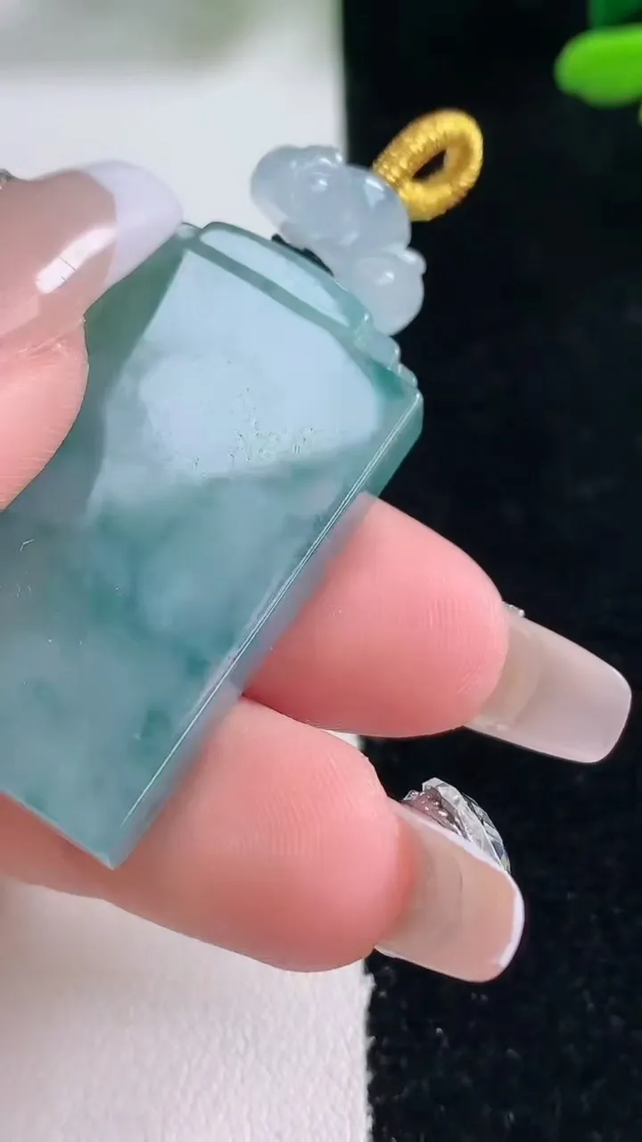 天然A货翡翠冰种飘花无事牌吊坠，尺寸36.5-24-3.8，重量:17.23g
12月29日