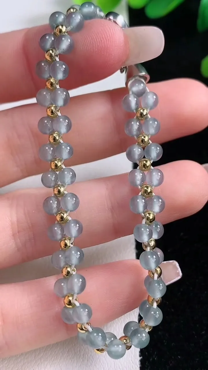 天然A货翡翠小米珠手串，尺寸4，重量:8.40g12月29日
工厂直销收藏佳品,种好水足，色泽均匀，有种有色，上手高大气！