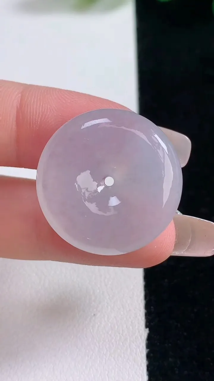 天然A货翡翠平安扣吊坠，尺寸24.6-5.6，重量:7.56g
12月29日