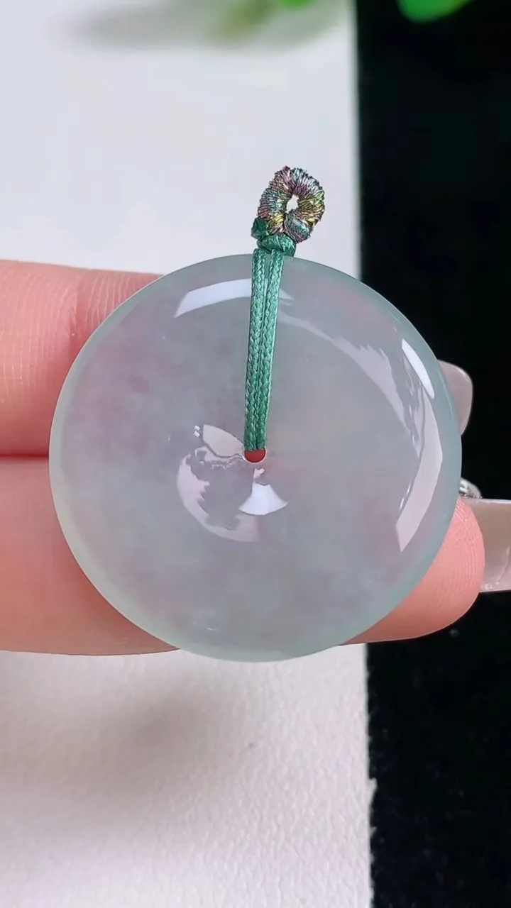 天然A货翡翠平安扣吊坠，尺寸29.6-4.7，重量:10.26g
12月29日