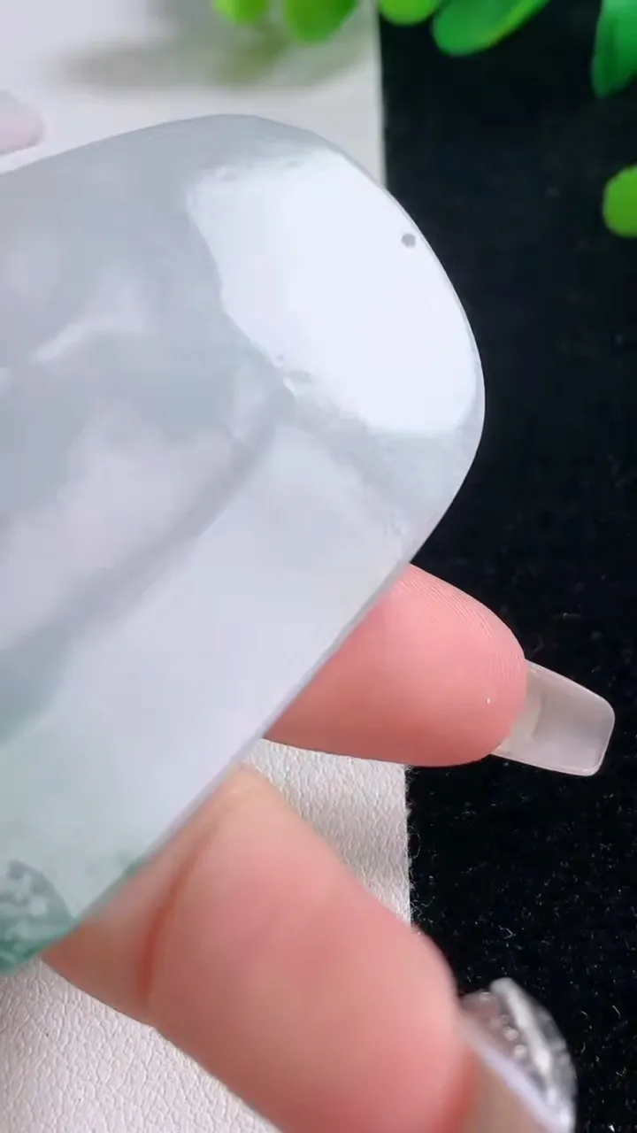 天然A货翡翠无相佛吊坠，尺寸67.6-40.6-5.3，重量:32.00g
12月29日