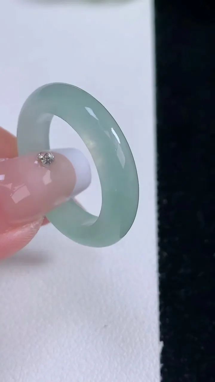 天然A货翡翠指环戒指，尺寸19.5-5.4-4.2，重量:5.24g2025年12月29日
工厂直销收藏佳品,种好水足，色泽均匀，有种有色，上手高大气！