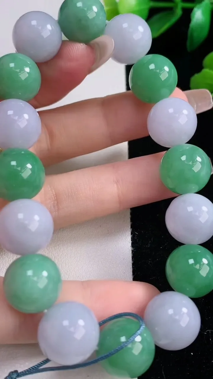 天然A货翡翠圆珠手串，尺寸12.8-16颗，重量:62.61g12月29日
工厂直销收藏佳品,种好水足，色泽均匀，有种有色，上手高大气！