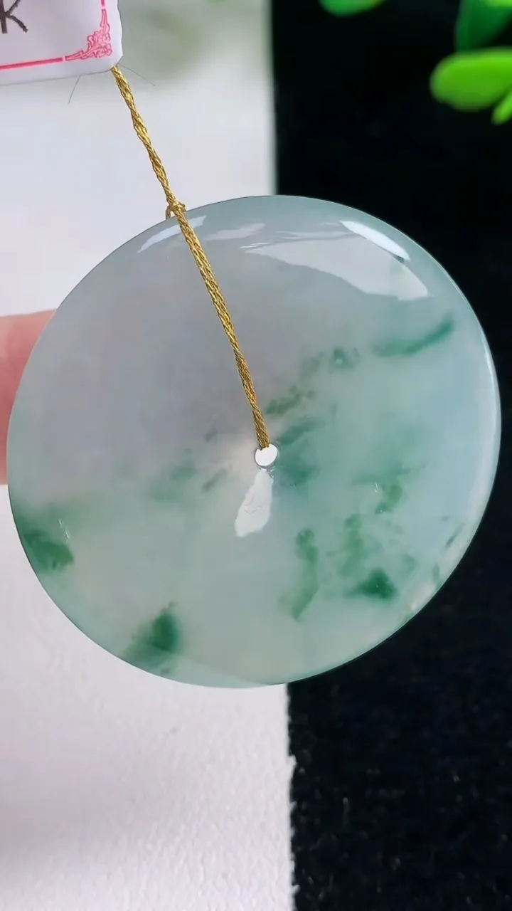 天然A货翡翠冰种飘花平安扣吊坠，尺寸39.2-5.4，重量:18.36g
12月29日