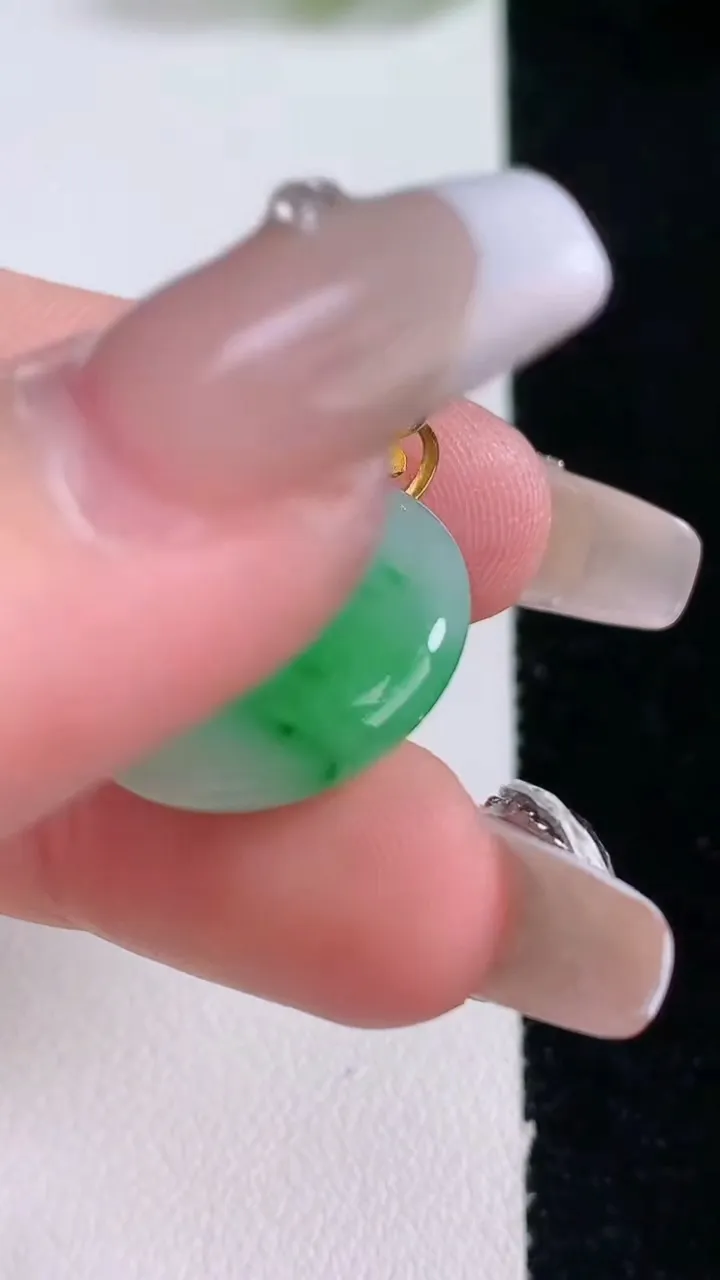 天然A货翡翠平安扣吊坠，尺寸20-5.6，重量:5.37g
12月29日