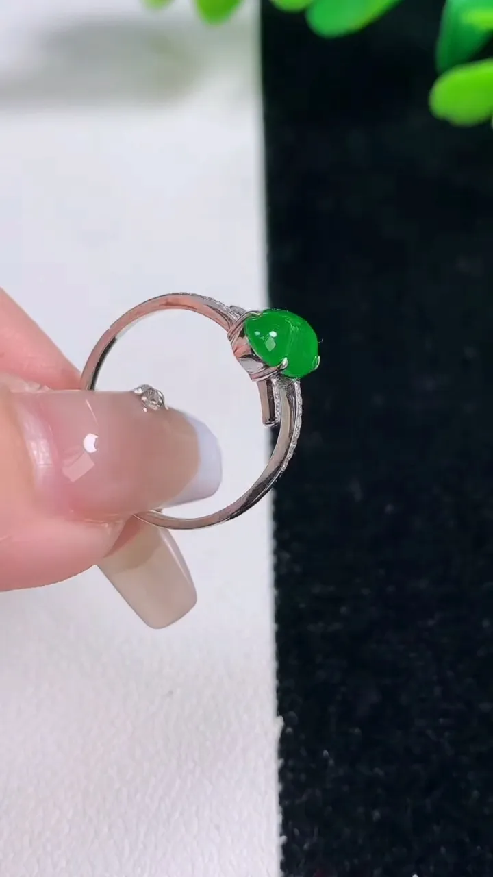 天然A货翡翠蛋面戒指，尺寸17.2-11.4-5.9-4.4，重量:2.57g2025年12月29日
工厂直销收藏佳品,种好水足，色泽均匀，有种有色，上手高大气！