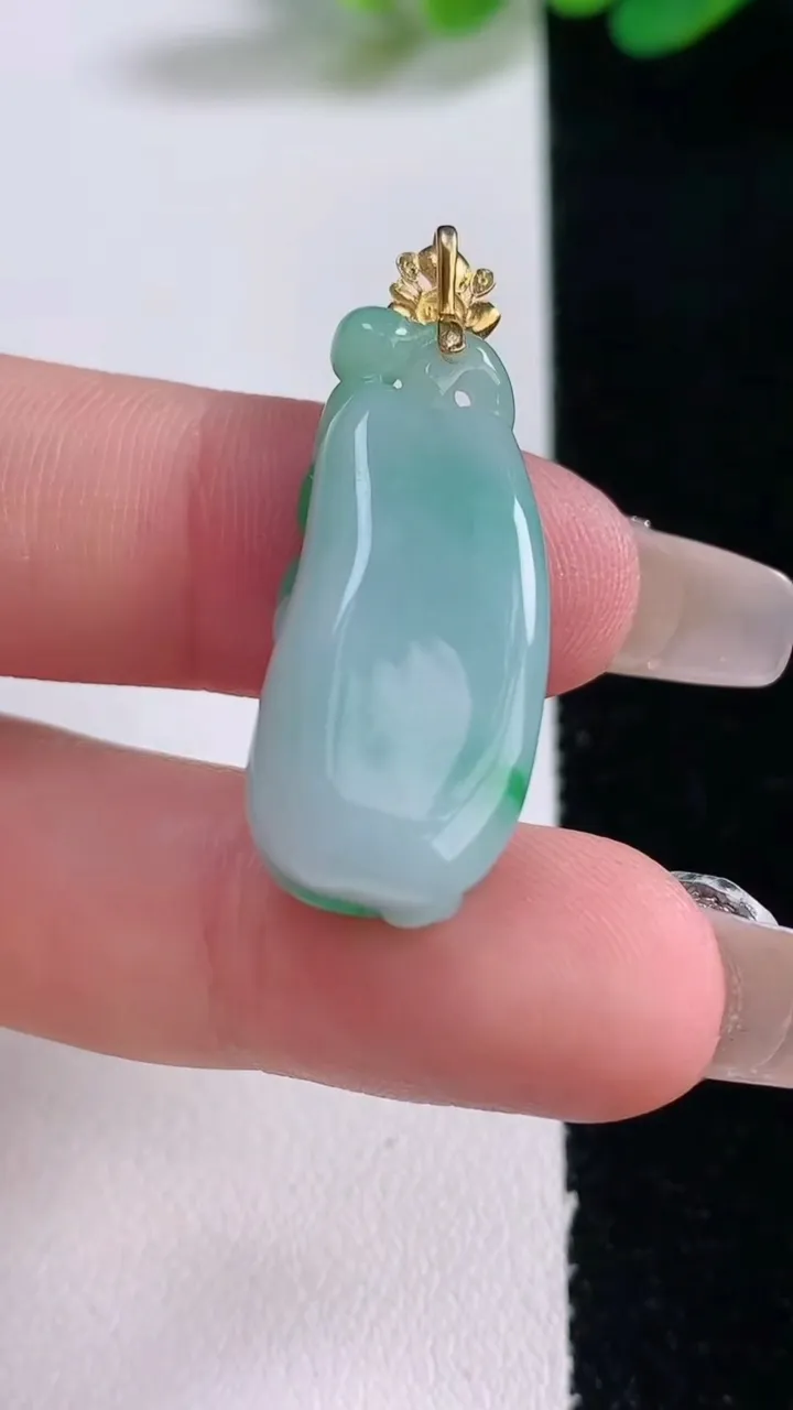 天然A货翡翠福瓜吊坠，尺寸28-12.6-11，重量:7.09g
12月29日