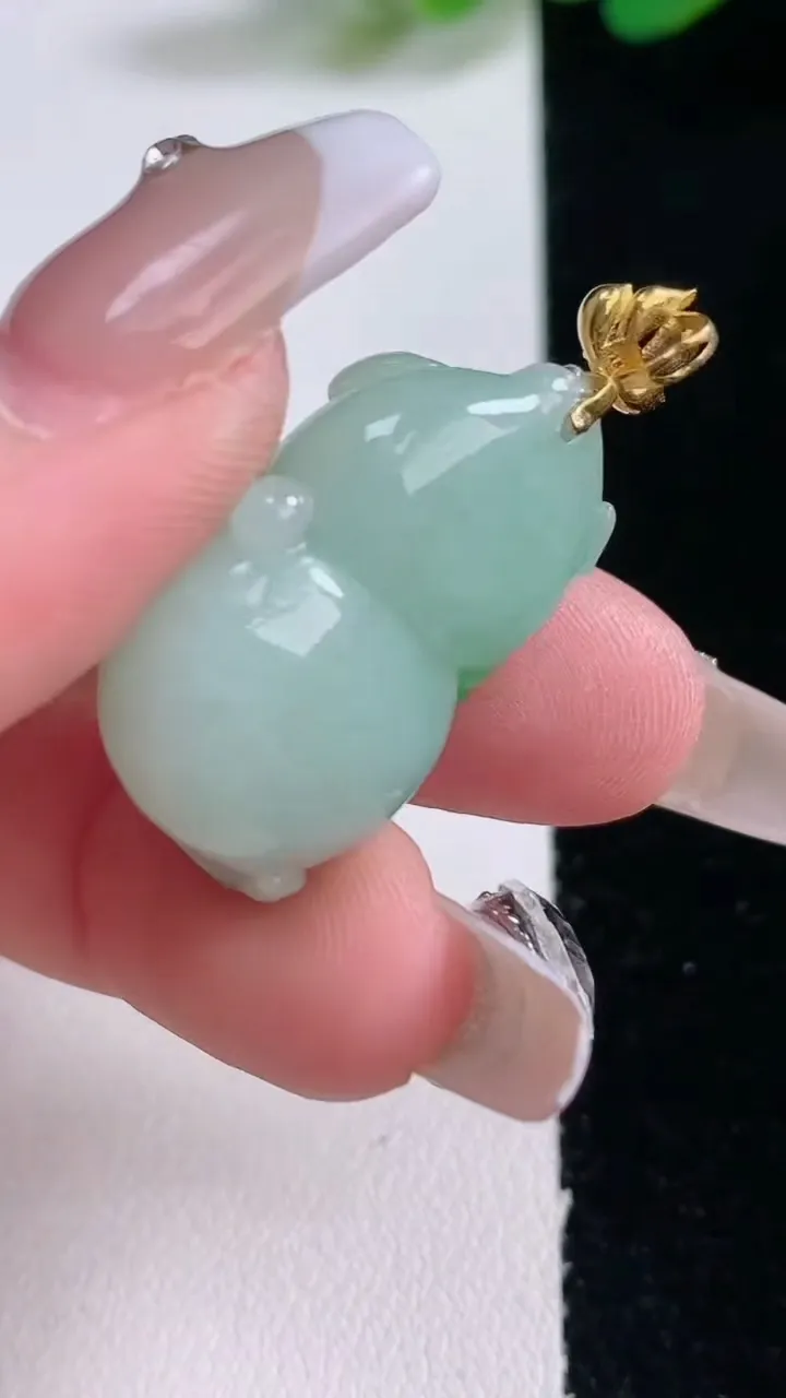 天然A货翡翠呱呱来财 葫芦吊坠，尺寸25.4-17-14.6，重量:10.35g
12月29日