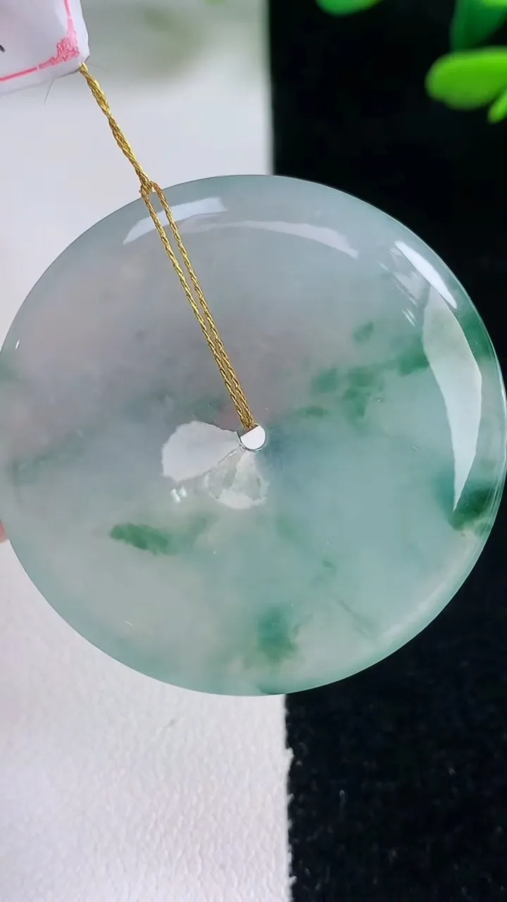 天然A货翡翠冰种飘花平安扣吊坠，尺寸39.2-5.4，重量:18.36g
12月29日