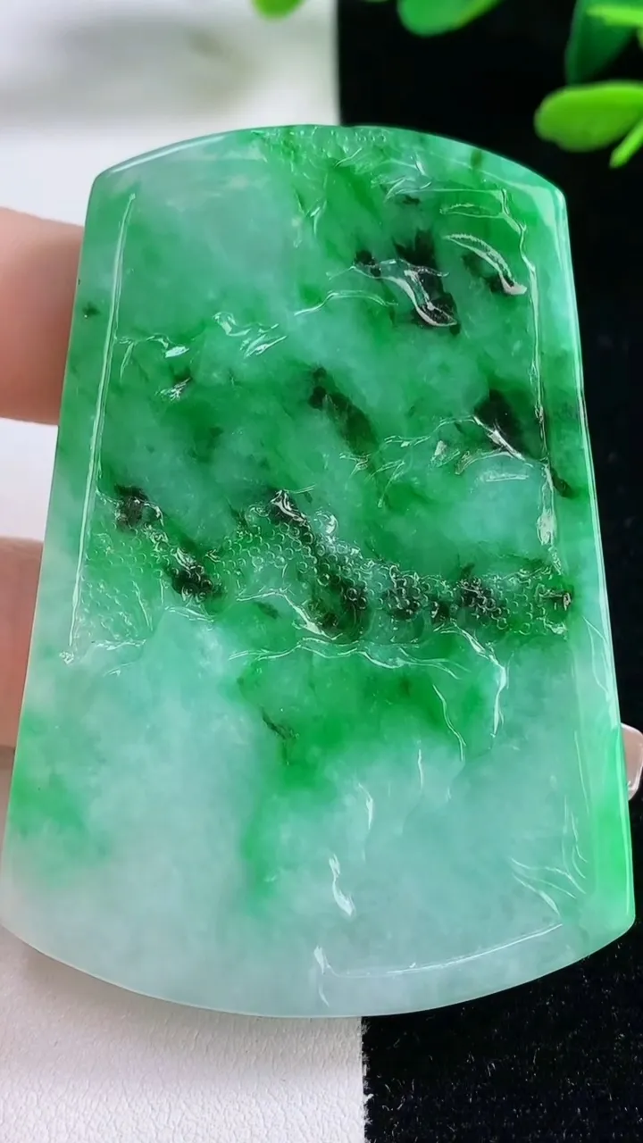 天然A货翡翠山水牌吊坠，尺寸65-45-6.5，重量:47.07g
12月29日