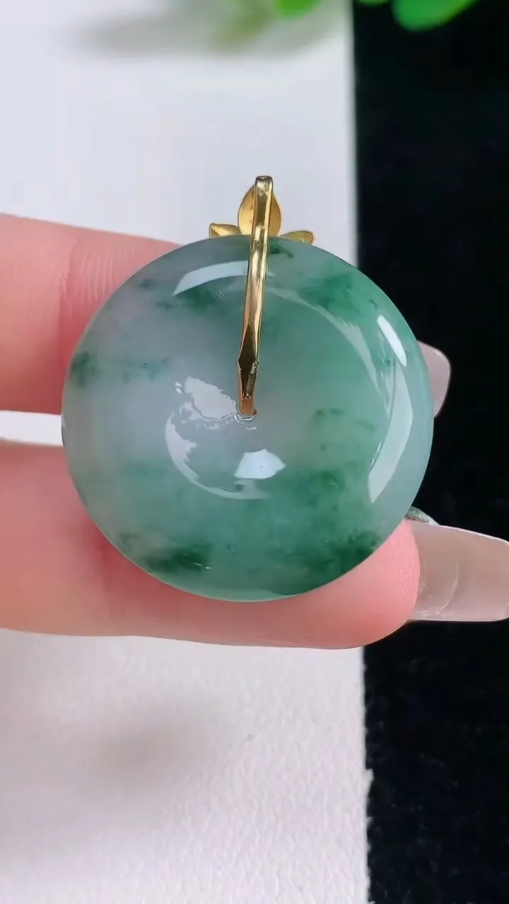 天然A货翡翠种飘花平安扣吊坠，尺寸27.5-6，重量:12.04g
12月29日