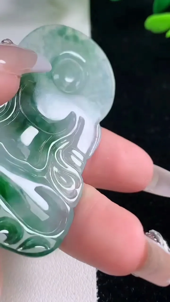 天然A货翡翠度母观音吊坠，尺寸62.6-38.8-5.2，重量:22.00g
12月29日