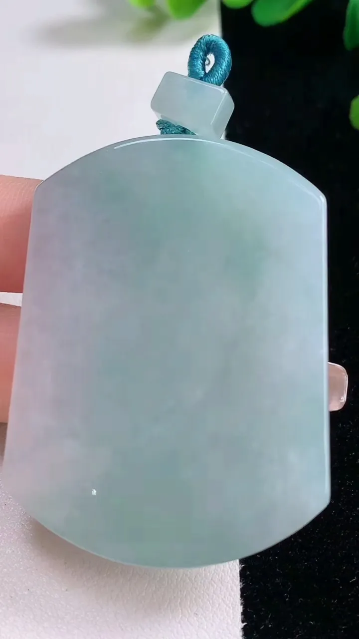 天然A货翡翠无事牌吊坠，尺寸53-40-5.2，重量:33.54g
12月29日