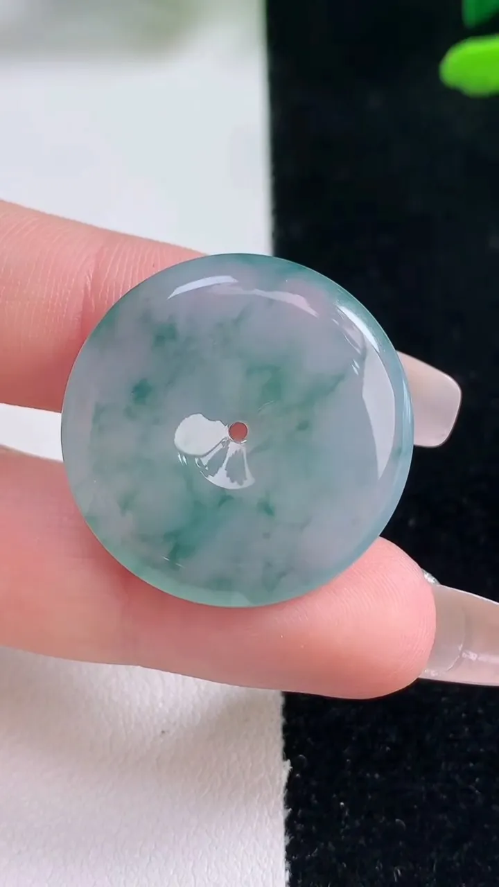 天然A货翡翠冰种飘花平安扣吊坠，尺寸26.8-4.7，重量:7.52g
12月29日