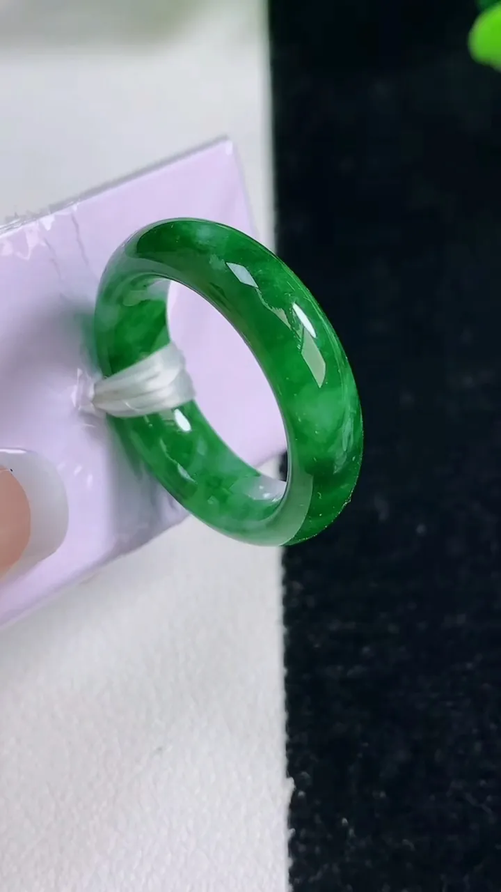 天然A货翡翠指环戒指，尺寸17.3-5.5-3.3，重量:5.43g2025年12月29日
工厂直销收藏佳品,种好水足，色泽均匀，有种有色，上手高大气！