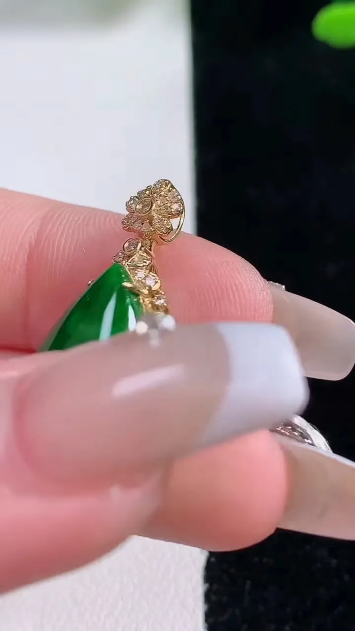 天然A货翡翠水滴吊坠，尺寸29.6-15.2-8.2，裸石18.8-12重量:3.61g
12月29