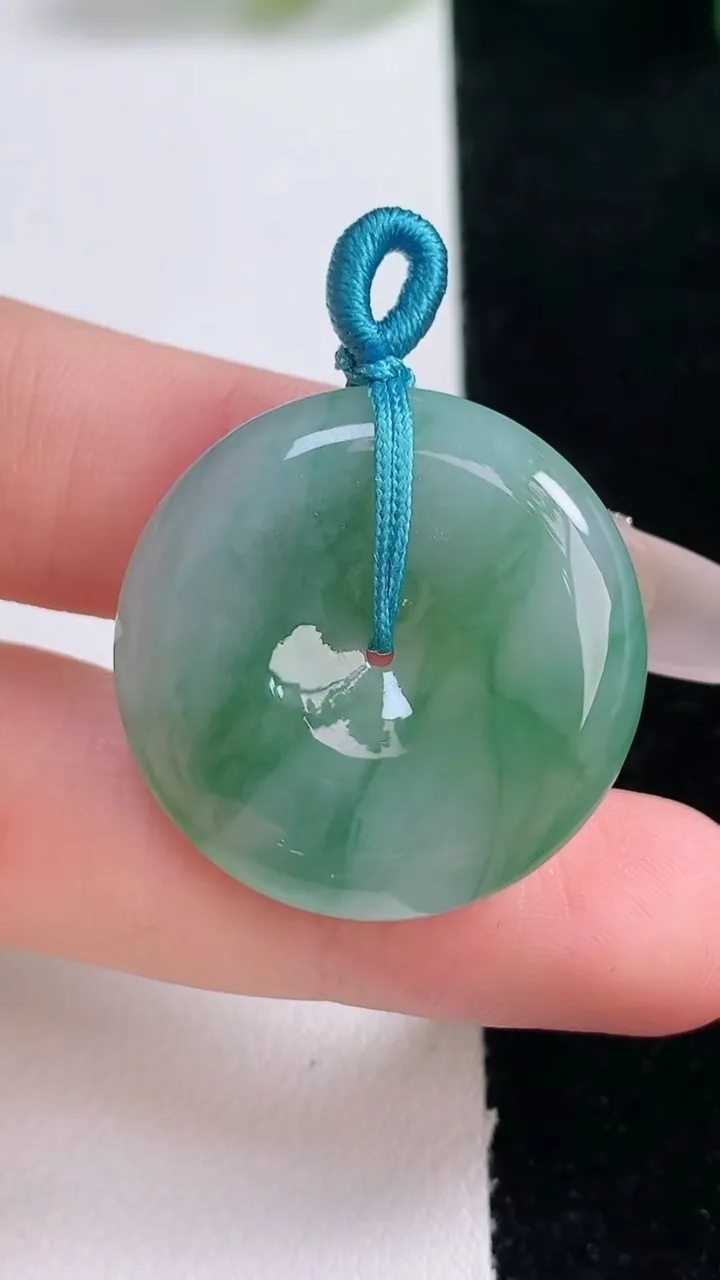 天然A货翡翠飘花平安扣吊坠，尺寸27.3-5.9，重量:9.59g
12月29日