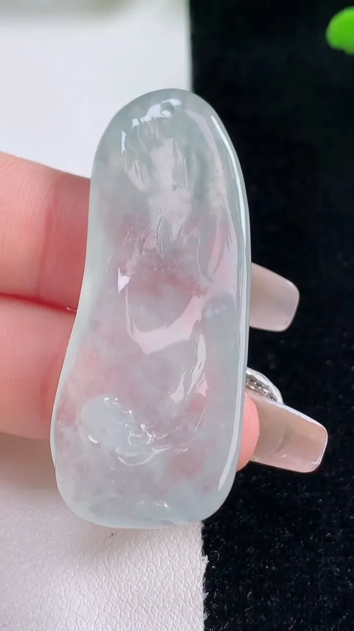 天然A货翡翠种白冰和和美美 荷叶鱼吊坠，尺寸47.8-20-7.4，重量:14.48g
12月29日