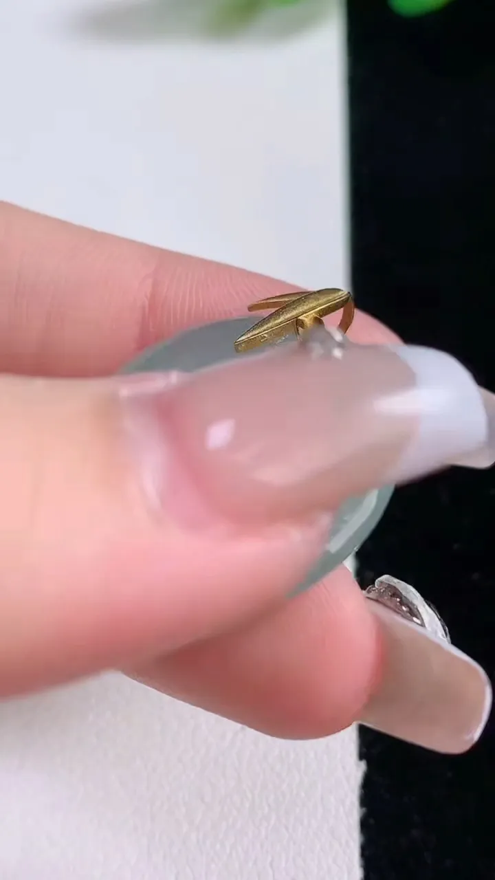 天然A货翡翠平安扣吊坠，尺寸25.2-5.4，重量:7.64g
12月29日