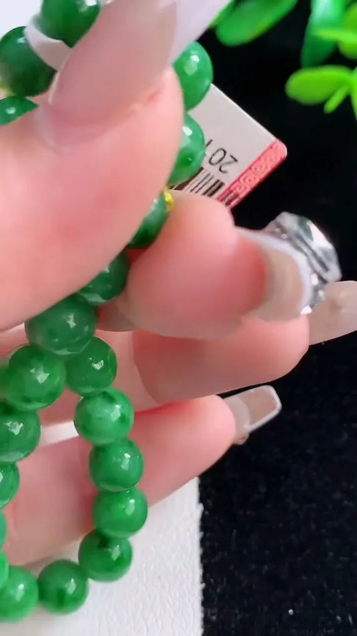 天然A货翡翠圆珠手串，尺寸7.2-24颗，重量:15.88g12月29日
工厂直销收藏佳品,种好水足，色泽均匀，有种有色，上手高大气！