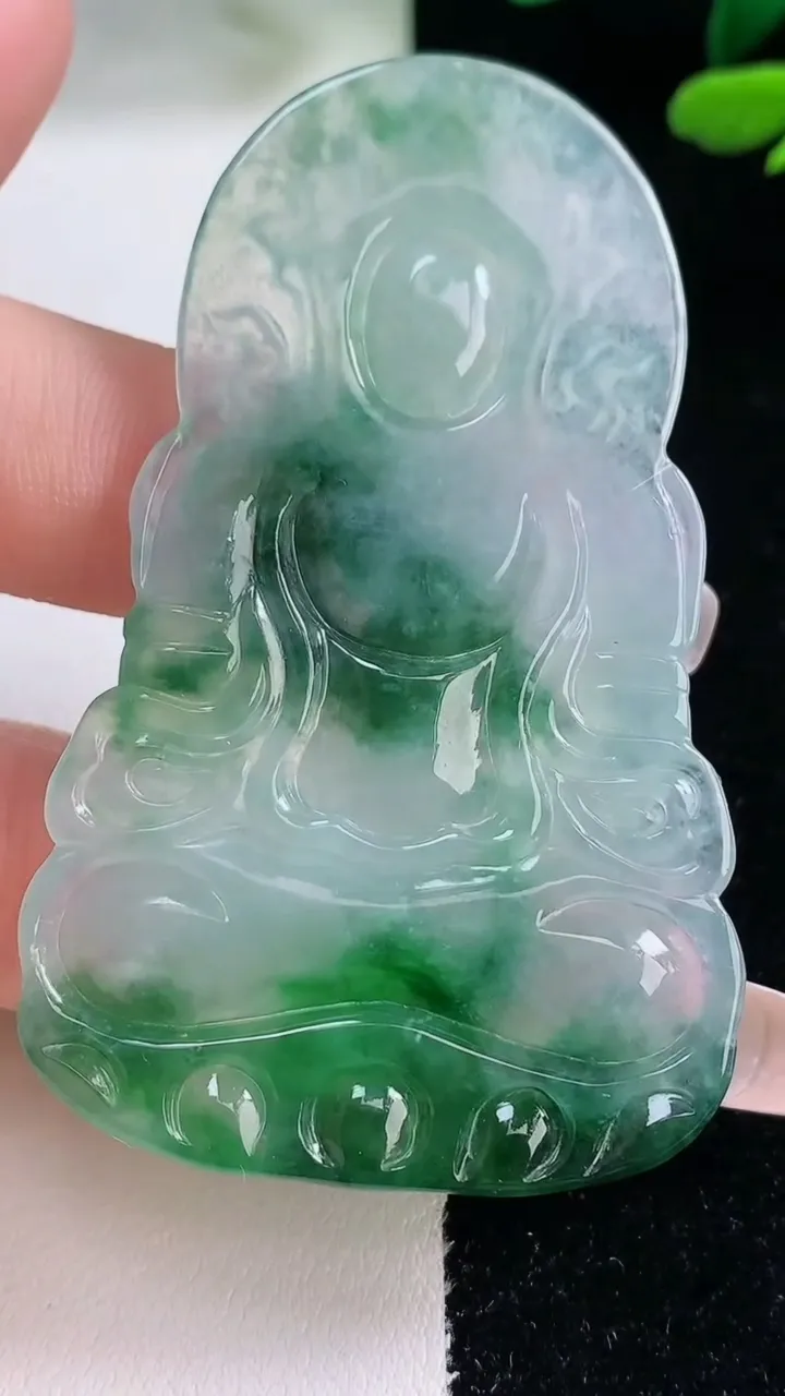 天然A货翡翠度母观音吊坠，尺寸62.6-38.8-5.2，重量:22.00g
12月29日