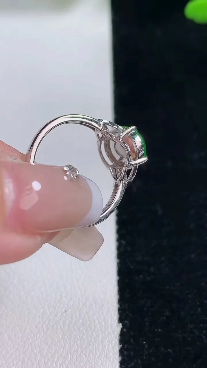 天然A货翡翠蛋面戒指，尺寸17-9.8-7.9-5.6，重量:2.52g2025年12月29日
工厂直销收藏佳品,种好水足，色泽均匀，有种有色，上手高大气！