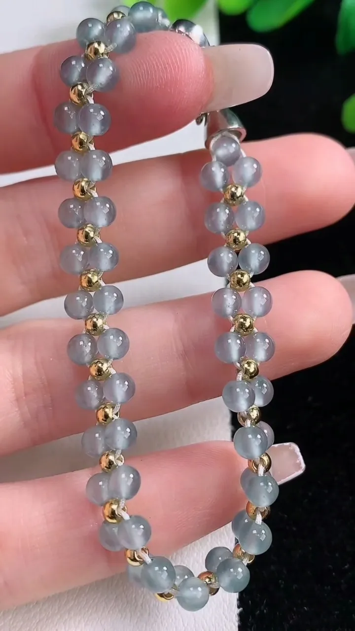 天然A货翡翠小米珠手串，尺寸4，重量:8.40g12月29日
工厂直销收藏佳品,种好水足，色泽均匀，有种有色，上手高大气！