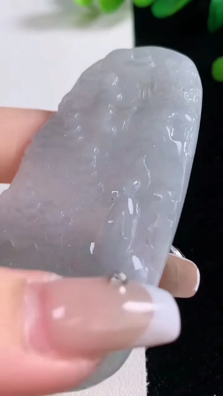 天然A货翡翠无相佛吊坠，尺寸67.6-40.6-5.3，重量:32.00g
12月29日