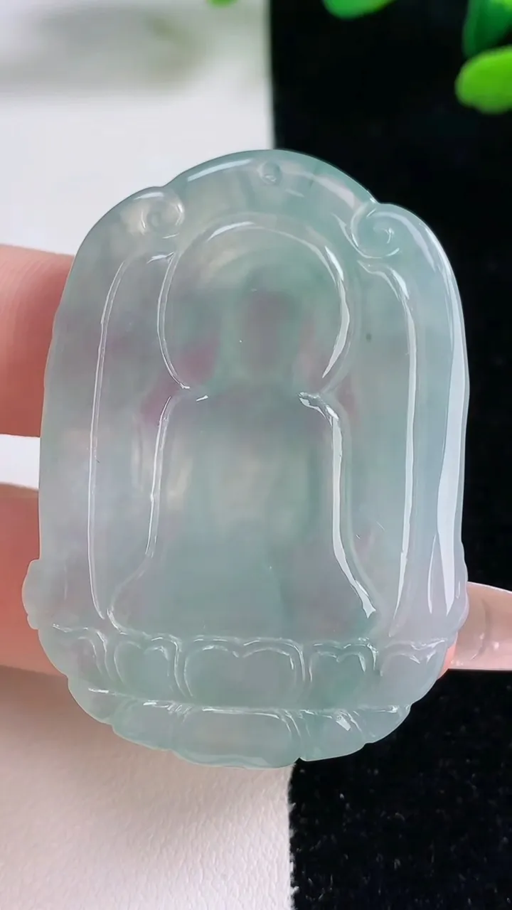 天然A货翡翠大日如来吊坠，尺寸49.5-34.2-5.2，重量:19.74g
12月29日