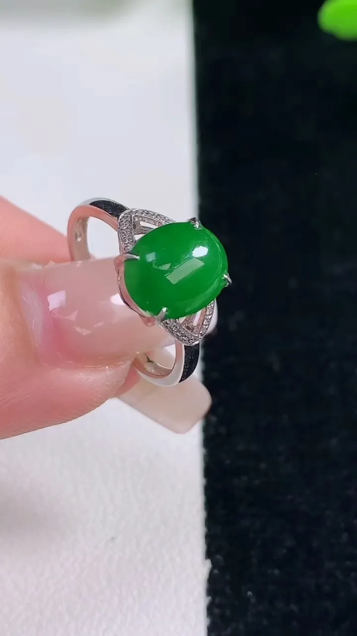 天然A货翡翠蛋面戒指，尺寸17-9.8-7.9-5.6，重量:2.52g2025年12月29日
工厂