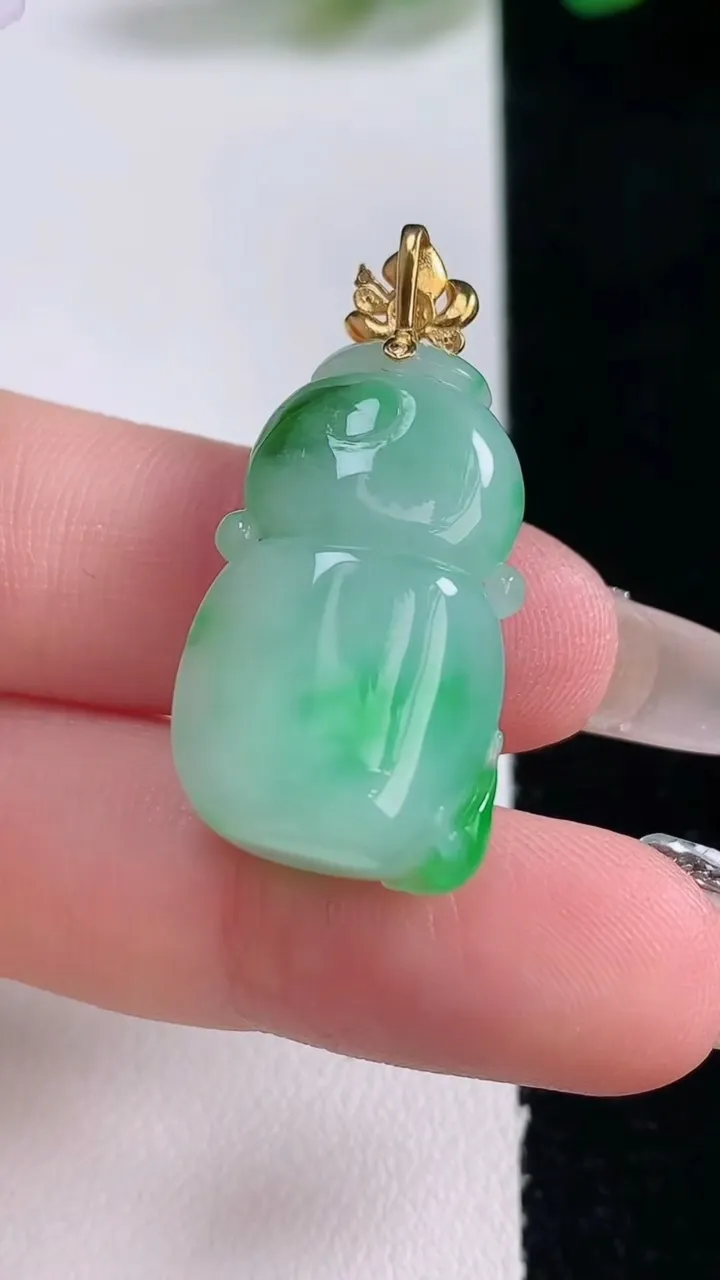 天然A货翡翠葫芦吊坠，尺寸25.5-16-10.2，重量:7.84g
12月29日