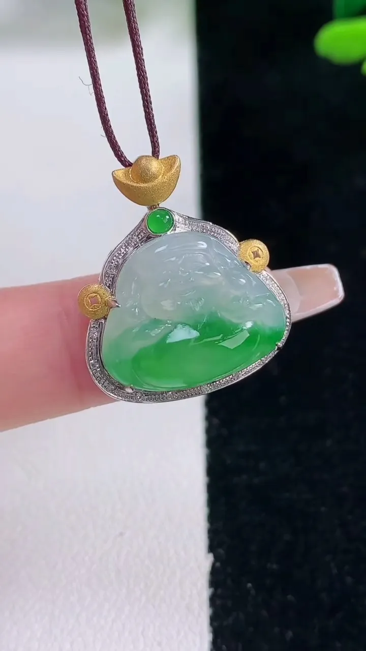 天然A货翡翠财神爷吊坠，尺寸23.3-20.5-7.3，裸石14.3-17.4重量:3.74g
12月29日