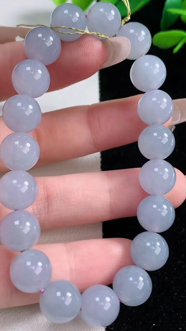 天然A货翡翠紫罗兰圆珠手串，尺寸10-19颗，重量:31.98g12月29日
工厂直销收藏佳品,种好水足，色泽均匀，有种有色，上手高大气！