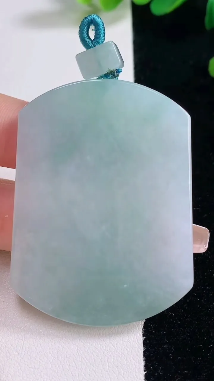 天然A货翡翠无事牌吊坠，尺寸53-40-5.2，重量:33.54g
12月29日