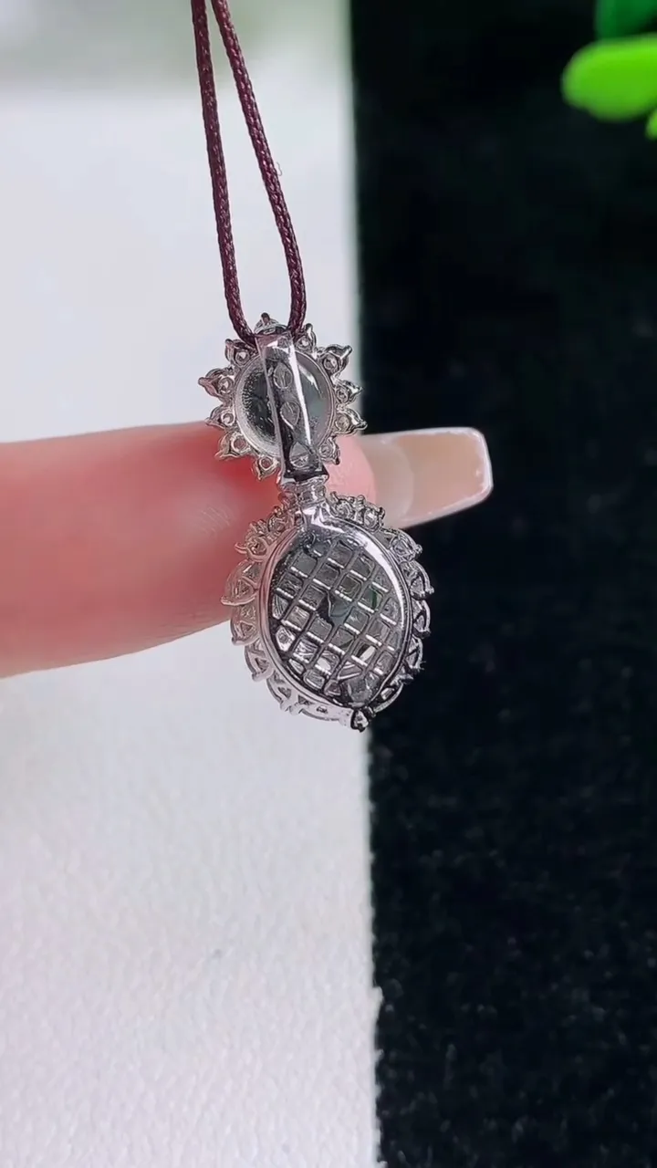 天然A货翡翠蛋面吊坠，尺寸23-10.4-7.7，裸石6.3-5.7重量:2.73g
12月29日