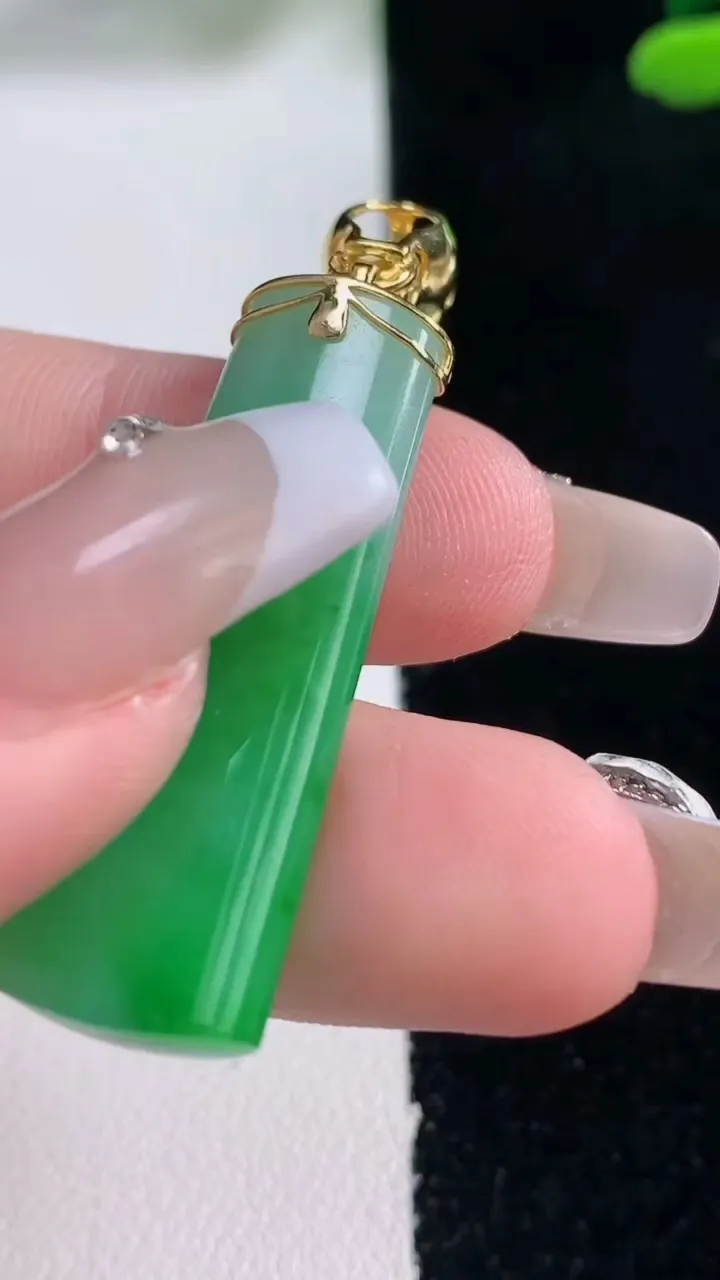 天然A货翡翠无事牌吊坠，尺寸36.2-12.5-5.5，重量:7.63g
12月29日