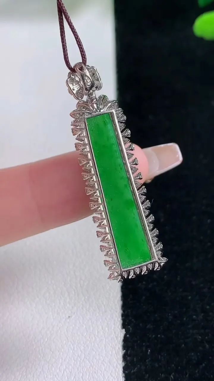 天然A货翡翠无事牌吊坠，尺寸38.3-10.8-6.4，裸石28.3-7.5重量:3.63g
12月29日