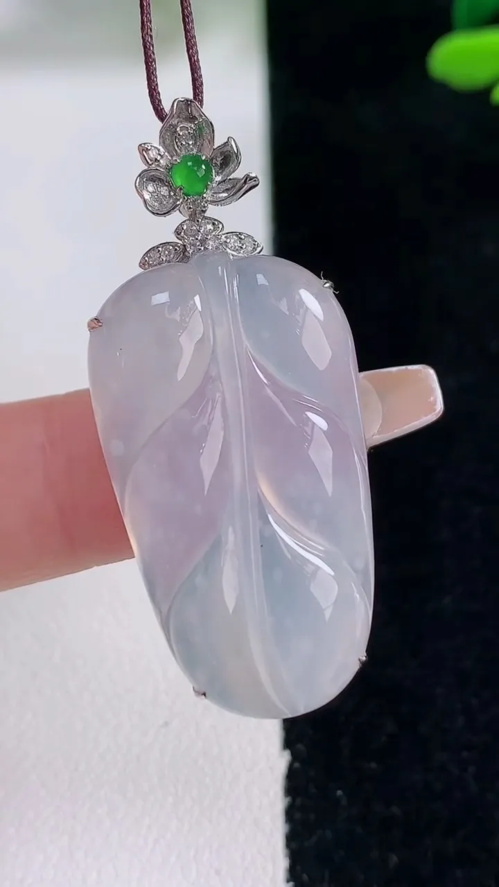 天然A货翡翠种白冰金枝玉叶 叶子吊坠，尺寸42-31.5-18.5-7.3，重量:7.51g
12月29日